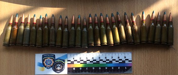 Житель Сумщины привез из зоны АТО 26 боевых патронов и магазин к автомату Калашникова (ФОТО) (фото) - фото 1 Житель Сумщины привез из зоны АТО 26 боевых патронов и магазин к автомату Калашникова (ФОТО) (фото) - фото 1