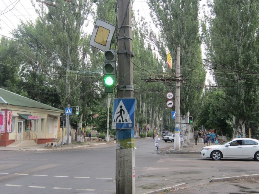 В Славянске заработали светофоры на проблемном перекрестке в центре города (фото) - фото 2 В Славянске заработали светофоры на проблемном перекрестке в центре города (фото) - фото 2