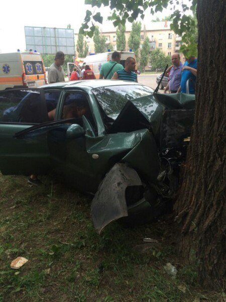 ДТП в Кривом Роге: неуправляемый «Lanos» влетел в дерево. Трое госпитализированы (ФОТО) (фото) - фото 1 ДТП в Кривом Роге: неуправляемый «Lanos» влетел в дерево. Трое госпитализированы (ФОТО) (фото) - фото 1