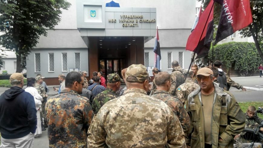 Отголоски стрельбы в Мукачево: в Сумах «Правый сектор» пикетирует облуправление милиции (ФОТО) (фото) - фото 1 Отголоски стрельбы в Мукачево: в Сумах «Правый сектор» пикетирует облуправление милиции (ФОТО) (фото) - фото 1