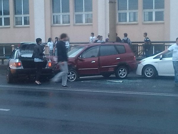 На Старом мосту за несколько минут произошло два больших ДТП: ребенку в состоянии шока помогали медики (фото) - фото 4 На Старом мосту за несколько минут произошло два больших ДТП: ребенку в состоянии шока помогали медики (фото) - фото 4