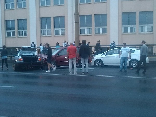 На Старом мосту за несколько минут произошло два больших ДТП: ребенку в состоянии шока помогали медики (фото) - фото 3 На Старом мосту за несколько минут произошло два больших ДТП: ребенку в состоянии шока помогали медики (фото) - фото 3