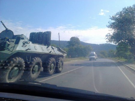 Очевидці зафіксували колону бронетехніки, що рухалася у напрямку Мукачева (ФОТО+ВІДЕО) (фото) - фото 2 Очевидці зафіксували колону бронетехніки, що рухалася у напрямку Мукачева (ФОТО+ВІДЕО) (фото) - фото 2