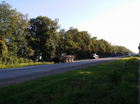 Очевидці зафіксували колону бронетехніки, що рухалася у напрямку Мукачева (ФОТО+ВІДЕО) (фото) - фото 4 Очевидці зафіксували колону бронетехніки, що рухалася у напрямку Мукачева (ФОТО+ВІДЕО) (фото) - фото 4