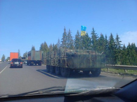 Очевидці зафіксували колону бронетехніки, що рухалася у напрямку Мукачева (ФОТО+ВІДЕО) (фото) - фото 7 Очевидці зафіксували колону бронетехніки, що рухалася у напрямку Мукачева (ФОТО+ВІДЕО) (фото) - фото 7