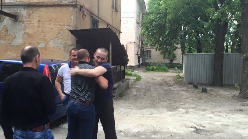 В Кривом Роге: установили памятный знак на месте гибели Кузьмы, встретили освобожденного из плена бойца, на Восточном горела свалка (фото) - фото 2 В Кривом Роге: установили памятный знак на месте гибели Кузьмы, встретили освобожденного из плена бойца, на Восточном горела свалка (фото) - фото 2