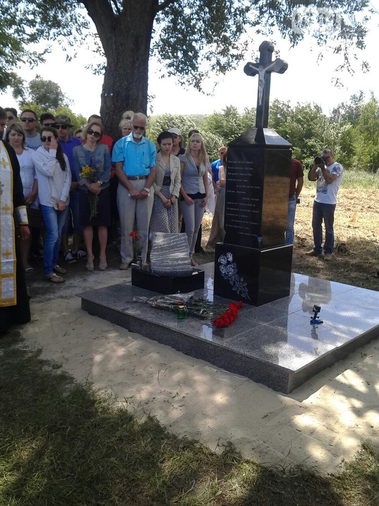 В Кривом Роге: установили памятный знак на месте гибели Кузьмы, встретили освобожденного из плена бойца, на Восточном горела свалка (фото) - фото 1 В Кривом Роге: установили памятный знак на месте гибели Кузьмы, встретили освобожденного из плена бойца, на Восточном горела свалка (фото) - фото 1