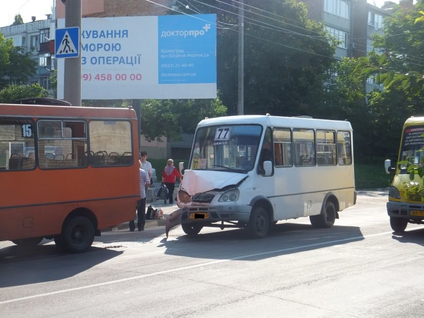 В Кировограде произошло ДТП - столкнулись две маршрутки и троллебус. ФОТО (фото) - фото 1 В Кировограде произошло ДТП - столкнулись две маршрутки и троллебус. ФОТО (фото) - фото 1