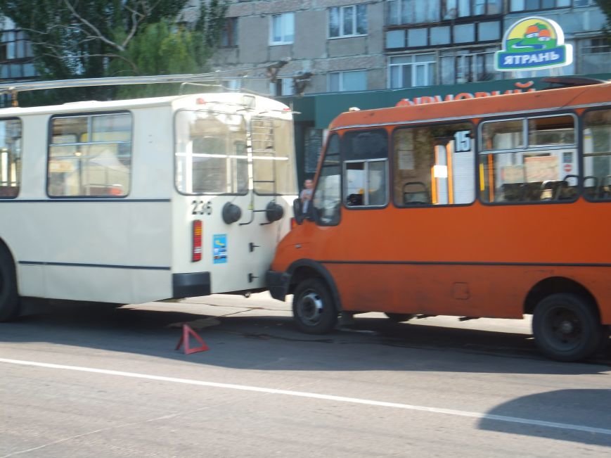 В Кировограде произошло ДТП - столкнулись две маршрутки и троллебус. ФОТО (фото) - фото 1 В Кировограде произошло ДТП - столкнулись две маршрутки и троллебус. ФОТО (фото) - фото 1