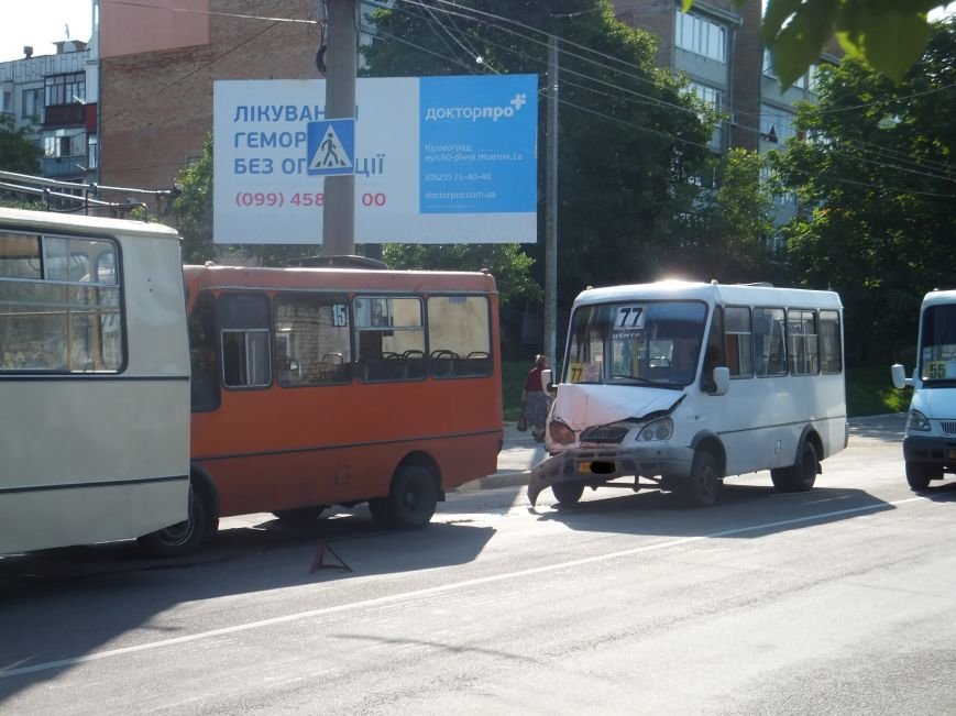 В Кировограде произошло ДТП - столкнулись две маршрутки и троллебус. ФОТО (фото) - фото 1 В Кировограде произошло ДТП - столкнулись две маршрутки и троллебус. ФОТО (фото) - фото 1