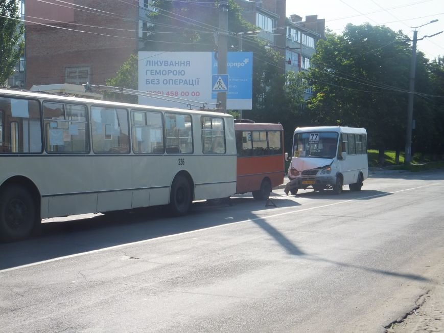 В Кировограде произошло ДТП - столкнулись две маршрутки и троллебус. ФОТО (фото) - фото 1 В Кировограде произошло ДТП - столкнулись две маршрутки и троллебус. ФОТО (фото) - фото 1