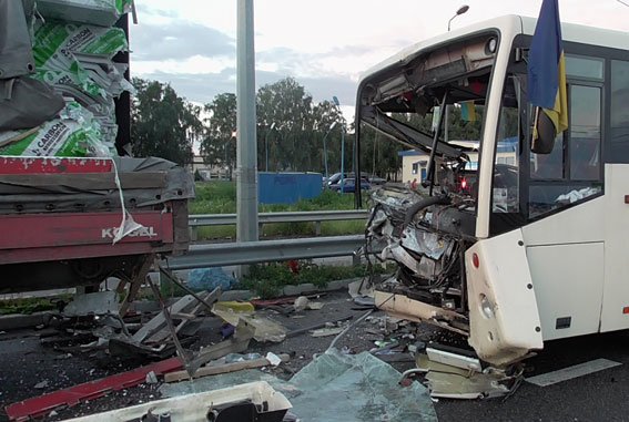 На Полтавщине автобус с нацгвардейцами попал в ДТП: один погибший, шестеро травмированы (ФОТО) (фото) - фото 1 На Полтавщине автобус с нацгвардейцами попал в ДТП: один погибший, шестеро травмированы (ФОТО) (фото) - фото 1