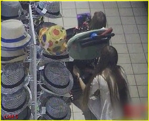В Киеве поймали воровку, которая прятала продукты в детской коляске (ФОТО, ВИДЕО) (фото) - фото 1 В Киеве поймали воровку, которая прятала продукты в детской коляске (ФОТО, ВИДЕО) (фото) - фото 1