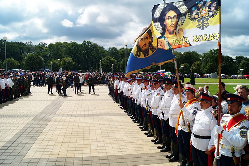 Пилотажная группа «Стрижи» взлетела в небо над Прохоровкой в честь годовщины танкового сражения