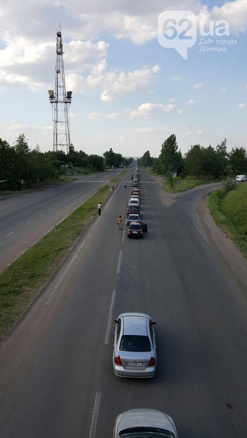На трассе Донецк-Мариуполь очередь на блокпосту под Волновахой растянулась на сутки (ФОТО) (фото) - фото 1 На трассе Донецк-Мариуполь очередь на блокпосту под Волновахой растянулась на сутки (ФОТО) (фото) - фото 1
