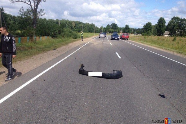 В Лидском районе собака спровоцировала ДТП: автомобиль съехал в кювет и опрокинулся (фото) - фото 2 В Лидском районе собака спровоцировала ДТП: автомобиль съехал в кювет и опрокинулся (фото) - фото 2