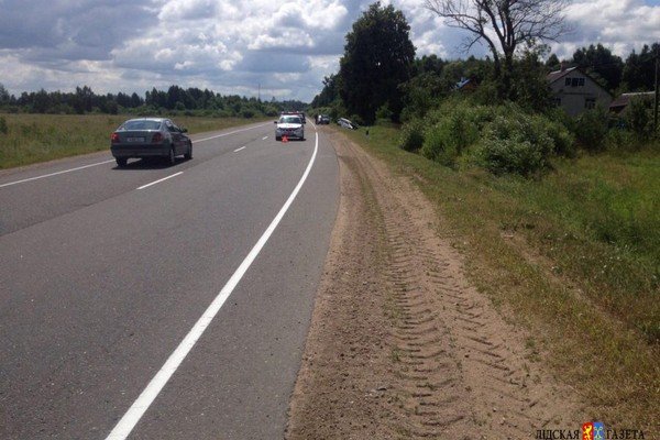 В Лидском районе собака спровоцировала ДТП: автомобиль съехал в кювет и опрокинулся (фото) - фото 1 В Лидском районе собака спровоцировала ДТП: автомобиль съехал в кювет и опрокинулся (фото) - фото 1