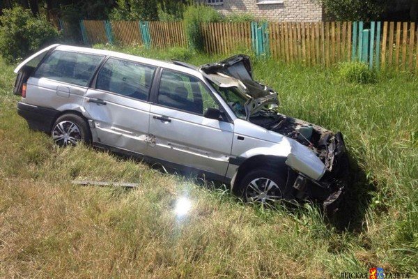 В Лидском районе собака спровоцировала ДТП: автомобиль съехал в кювет и опрокинулся (фото) - фото 4 В Лидском районе собака спровоцировала ДТП: автомобиль съехал в кювет и опрокинулся (фото) - фото 4