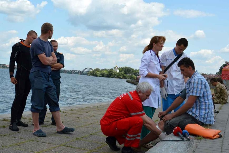 В Днепропетровске спасли 28-летнего криворожанина, прыгнувшего с моста (ФОТО, ВИДЕО) (фото) - фото 1 В Днепропетровске спасли 28-летнего криворожанина, прыгнувшего с моста (ФОТО, ВИДЕО) (фото) - фото 1
