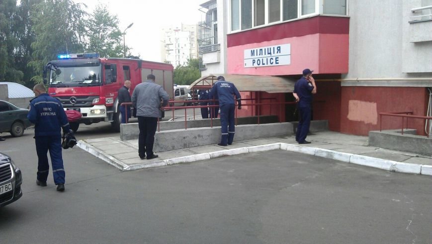 Поблизу одного із райвідділків у Львові стався вибух: поранення отримав працівник міліції (ФОТО) (фото) - фото 1 Поблизу одного із райвідділків у Львові стався вибух: поранення отримав працівник міліції (ФОТО) (фото) - фото 1