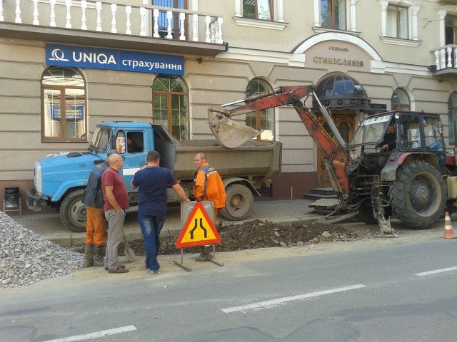 На Чорновола комунальники заново ремонтують підземні комунікації (ФОТО) (фото) - фото 1 На Чорновола комунальники заново ремонтують підземні комунікації (ФОТО) (фото) - фото 1