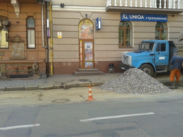 На Чорновола комунальники заново ремонтують підземні комунікації (ФОТО) (фото) - фото 2 На Чорновола комунальники заново ремонтують підземні комунікації (ФОТО) (фото) - фото 2