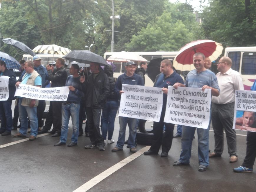 Під стінами обласної ради на мітинг зібрались перевізники (ФОТО) (фото) - фото 1 Під стінами обласної ради на мітинг зібрались перевізники (ФОТО) (фото) - фото 1