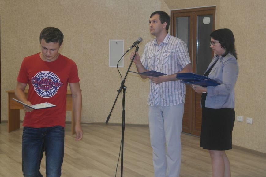В ДонНТУ Красноармейска дипломы сегодня вручили дважды (фото) - фото 3 В ДонНТУ Красноармейска дипломы сегодня вручили дважды (фото) - фото 3