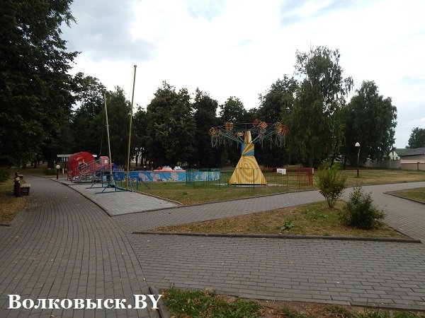 Чиновники пообещали к 1010-летию Волковыска построить аттракционы, но парк до сих пустует (фото) - фото 4 Чиновники пообещали к 1010-летию Волковыска построить аттракционы, но парк до сих пустует (фото) - фото 4