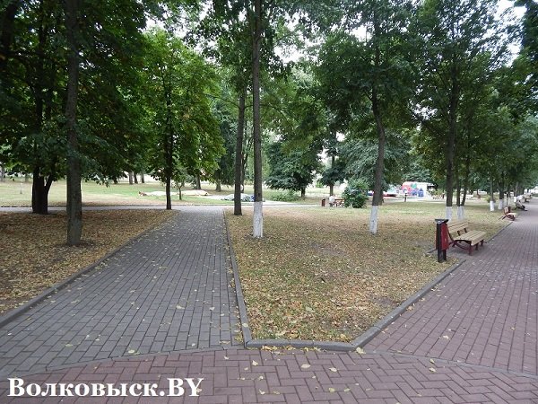 Чиновники пообещали к 1010-летию Волковыска построить аттракционы, но парк до сих пустует (фото) - фото 2 Чиновники пообещали к 1010-летию Волковыска построить аттракционы, но парк до сих пустует (фото) - фото 2