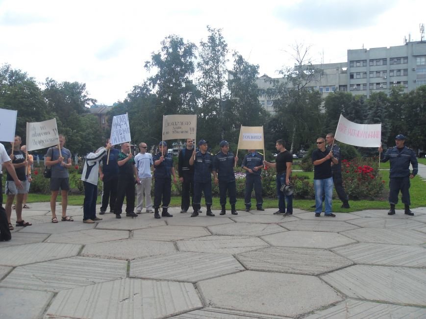 Полтавські рятувальники у стін ОДА вимагали достойних умов праці (фото) - фото 1 Полтавські рятувальники у стін ОДА вимагали достойних умов праці (фото) - фото 1