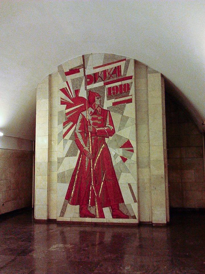 В Киеве со станции “Дворец Украина” убрали красноармейца (ФОТОФАКТ) (фото) - фото 1 В Киеве со станции “Дворец Украина” убрали красноармейца (ФОТОФАКТ) (фото) - фото 1