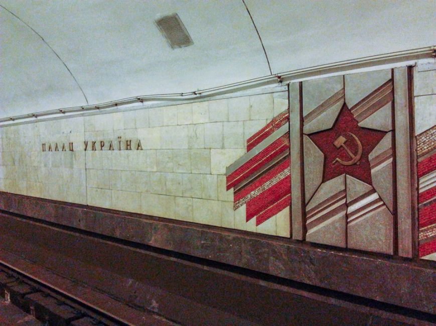 В Киеве со станции “Дворец Украина” убрали красноармейца (ФОТОФАКТ) (фото) - фото 1 В Киеве со станции “Дворец Украина” убрали красноармейца (ФОТОФАКТ) (фото) - фото 1
