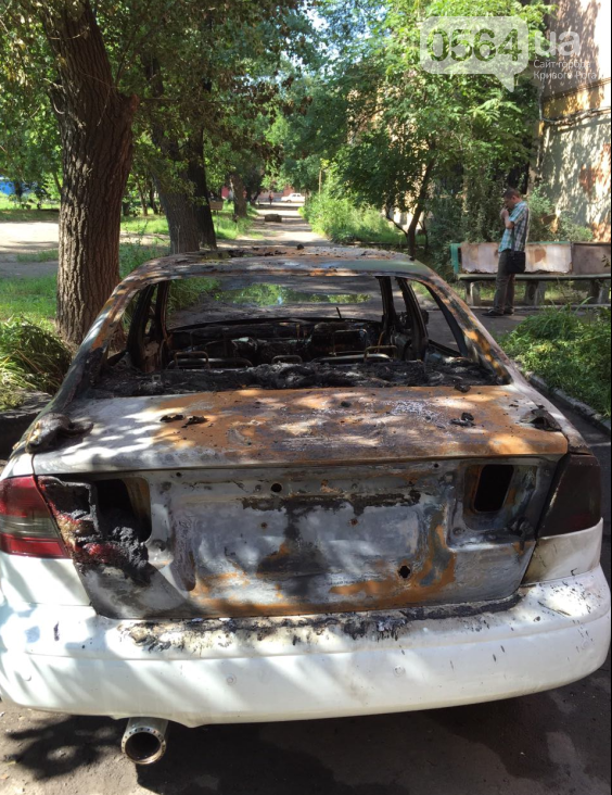 В Кривом Роге: активисту «Автомайдана» сожгли автомобиль, 10 человек отравились грибами, а коммунальщики готовятся к приезду Президента (фото) - фото 1 В Кривом Роге: активисту «Автомайдана» сожгли автомобиль, 10 человек отравились грибами, а коммунальщики готовятся к приезду Президента (фото) - фото 1