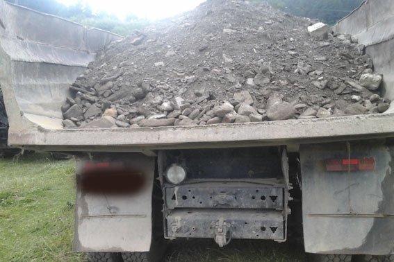 На Львівщині, винахідливі підприємці, впродовж кількох місяців незаконно добували гравій з русла гірської річки (ФОТО) (фото) - фото 1 На Львівщині, винахідливі підприємці, впродовж кількох місяців незаконно добували гравій з русла гірської річки (ФОТО) (фото) - фото 1