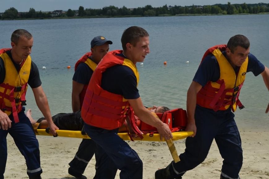 Рятувальники навчали львів'ян безпечній поведінці на воді (ФОТО+ВІДЕО) (фото) - фото 4 Рятувальники навчали львів'ян безпечній поведінці на воді (ФОТО+ВІДЕО) (фото) - фото 4