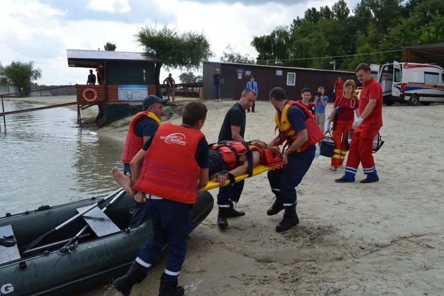 Рятувальники навчали львів'ян безпечній поведінці на воді (ФОТО+ВІДЕО) (фото) - фото 5 Рятувальники навчали львів'ян безпечній поведінці на воді (ФОТО+ВІДЕО) (фото) - фото 5