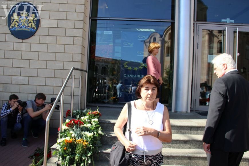 В Киеве возле посольства Нидерландов почтили память жертв катастрофы рейса MH17 (ФОТО) (фото) - фото 1 В Киеве возле посольства Нидерландов почтили память жертв катастрофы рейса MH17 (ФОТО) (фото) - фото 1