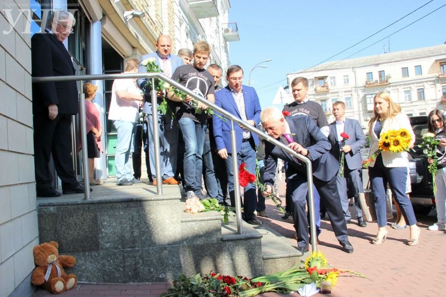 В Киеве возле посольства Нидерландов почтили память жертв катастрофы рейса MH17 (ФОТО) (фото) - фото 1 В Киеве возле посольства Нидерландов почтили память жертв катастрофы рейса MH17 (ФОТО) (фото) - фото 1