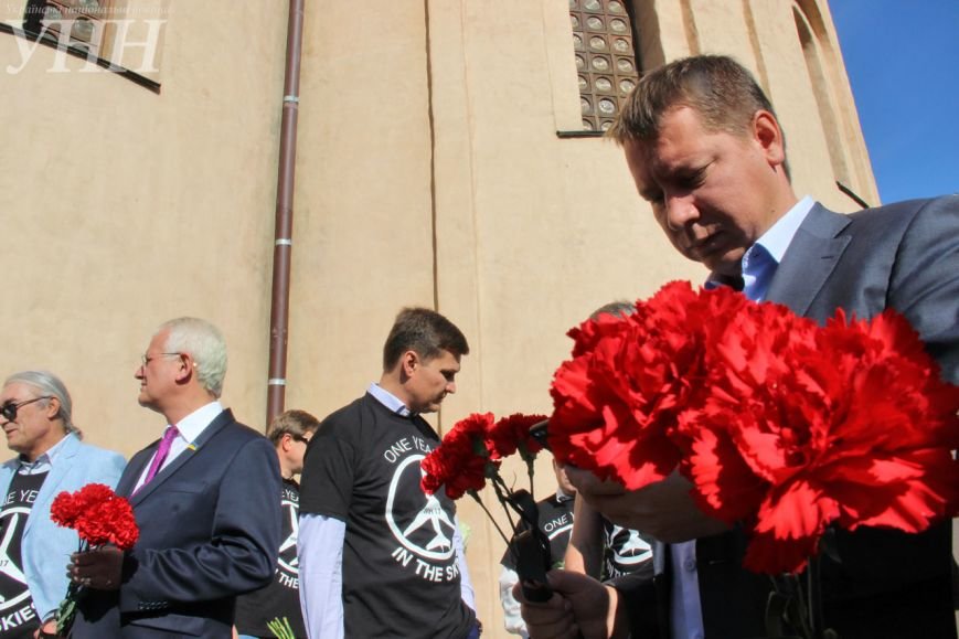 В Киеве возле посольства Нидерландов почтили память жертв катастрофы рейса MH17 (ФОТО) (фото) - фото 1 В Киеве возле посольства Нидерландов почтили память жертв катастрофы рейса MH17 (ФОТО) (фото) - фото 1