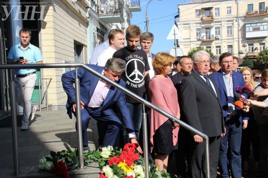 В Киеве возле посольства Нидерландов почтили память жертв катастрофы рейса MH17 (ФОТО) (фото) - фото 1 В Киеве возле посольства Нидерландов почтили память жертв катастрофы рейса MH17 (ФОТО) (фото) - фото 1