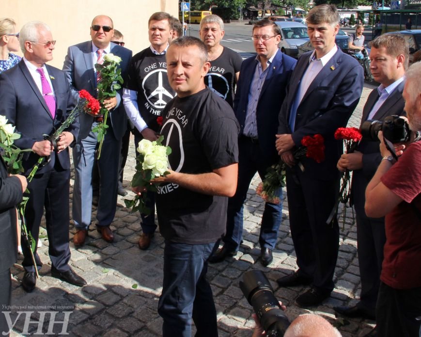 В Киеве возле посольства Нидерландов почтили память жертв катастрофы рейса MH17 (ФОТО) (фото) - фото 1 В Киеве возле посольства Нидерландов почтили память жертв катастрофы рейса MH17 (ФОТО) (фото) - фото 1