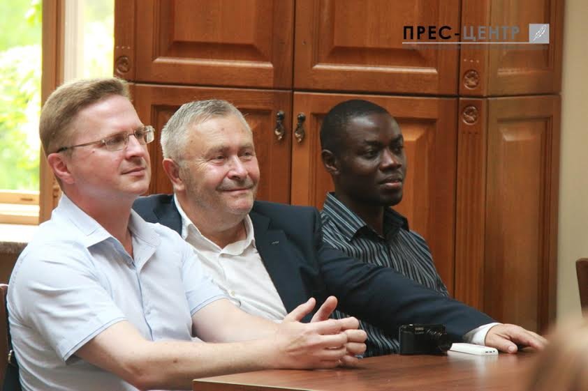 Посол Франції в Україні Ален Ремі здійснив візит до Наукової бібліотеки Університету імені Івана Франка (фото) - фото 6 Посол Франції в Україні Ален Ремі здійснив візит до Наукової бібліотеки Університету імені Івана Франка (фото) - фото 6