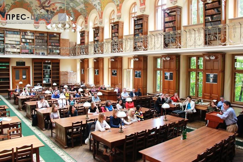 Посол Франції в Україні Ален Ремі здійснив візит до Наукової бібліотеки Університету імені Івана Франка (фото) - фото 3 Посол Франції в Україні Ален Ремі здійснив візит до Наукової бібліотеки Університету імені Івана Франка (фото) - фото 3