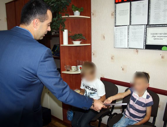 Ограбление в Кременчуге: дети гнались за преступником, а тот пытался откупиться от них (ФОТО) (фото) - фото 1 Ограбление в Кременчуге: дети гнались за преступником, а тот пытался откупиться от них (ФОТО) (фото) - фото 1