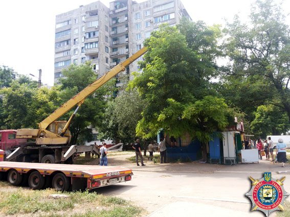 В Мариуполе милиционеры демонтировали незаконный киоск (ФОТО) (фото) - фото 1 В Мариуполе милиционеры демонтировали незаконный киоск (ФОТО) (фото) - фото 1