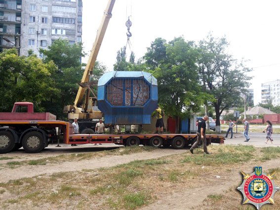 В Мариуполе милиционеры демонтировали незаконный киоск (ФОТО) (фото) - фото 1 В Мариуполе милиционеры демонтировали незаконный киоск (ФОТО) (фото) - фото 1