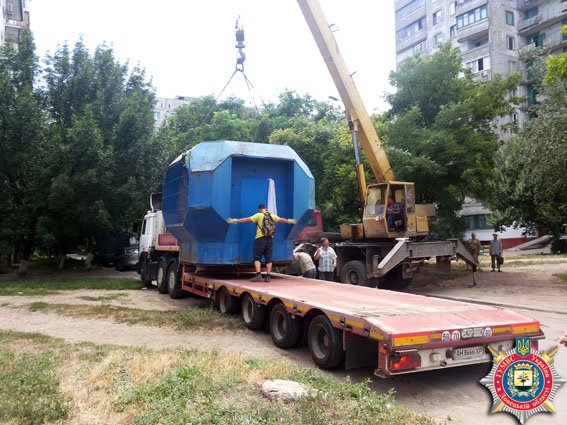 В Мариуполе милиционеры демонтировали незаконный киоск (ФОТО) (фото) - фото 1 В Мариуполе милиционеры демонтировали незаконный киоск (ФОТО) (фото) - фото 1