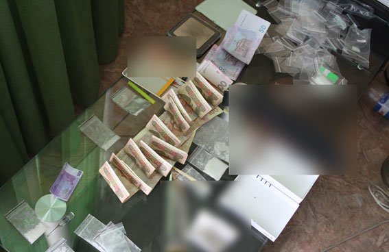 В Кременчуге молодая супружеская пара торговала метамфетамином и марихуаной (ФОТО) (фото) - фото 1 В Кременчуге молодая супружеская пара торговала метамфетамином и марихуаной (ФОТО) (фото) - фото 1