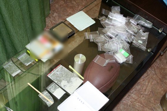 В Кременчуге молодая супружеская пара торговала метамфетамином и марихуаной (ФОТО) (фото) - фото 1 В Кременчуге молодая супружеская пара торговала метамфетамином и марихуаной (ФОТО) (фото) - фото 1